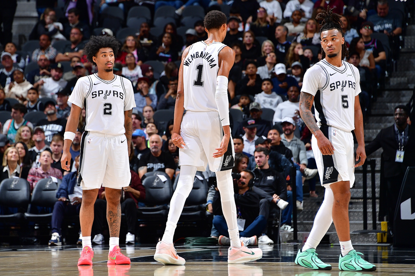 kaiyun集团-张佳玮谈马刺赢球特征：文班统治防守端 卡斯尔推转换 哈珀砍分