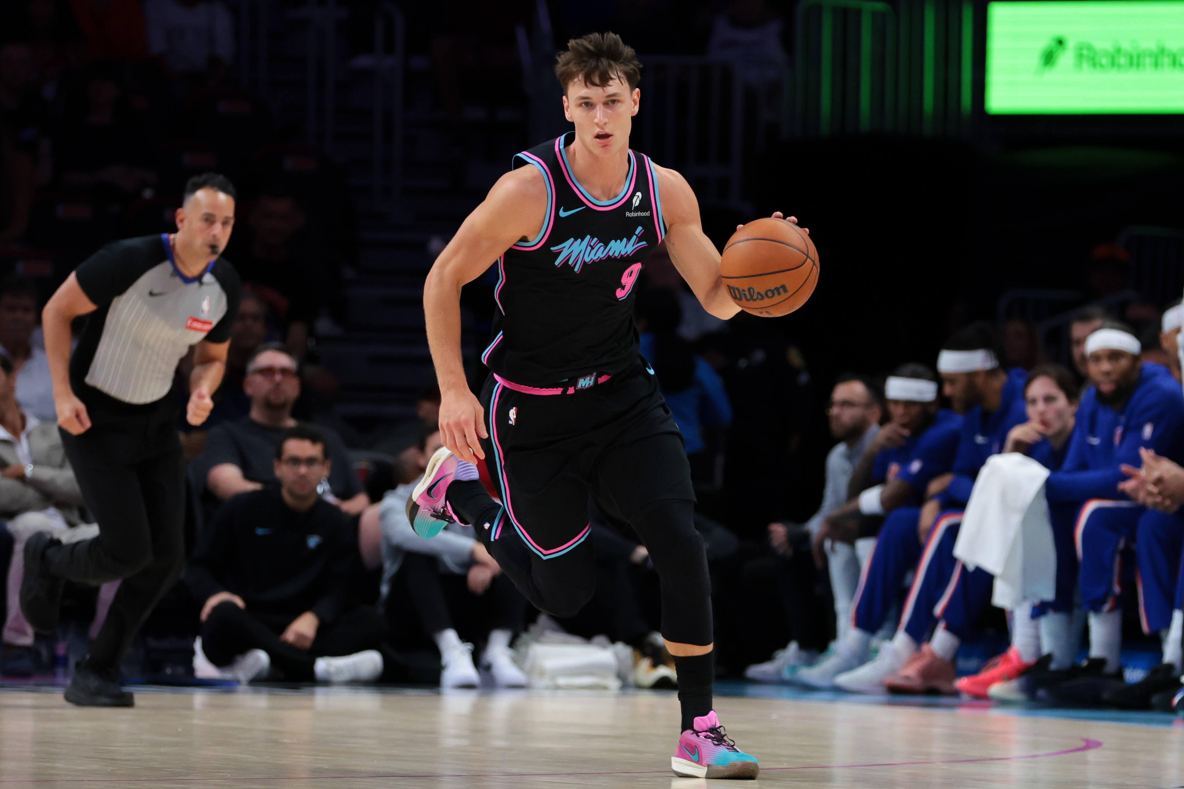 开云体育下载官网-高效又全面！拉松首发26分钟 9中7砍下16分6板9助