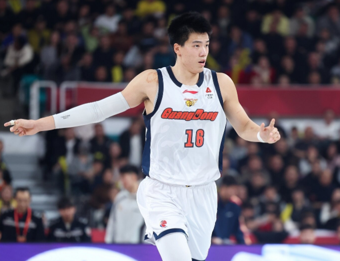 kaiyun平台-虚惊一场！广东国手焦泊乔崴脚被搀扶退赛 无大碍出席发布会