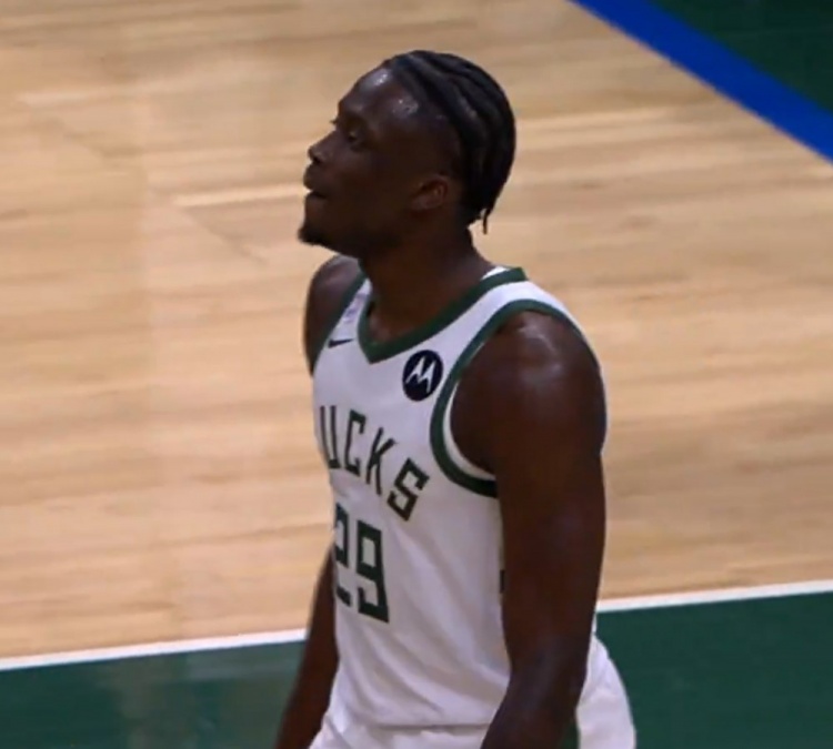 kaiyun集团-字母弟雄鹿首秀！老里：字母哥抓着我手 说自己很紧张&amp;手都出汗了