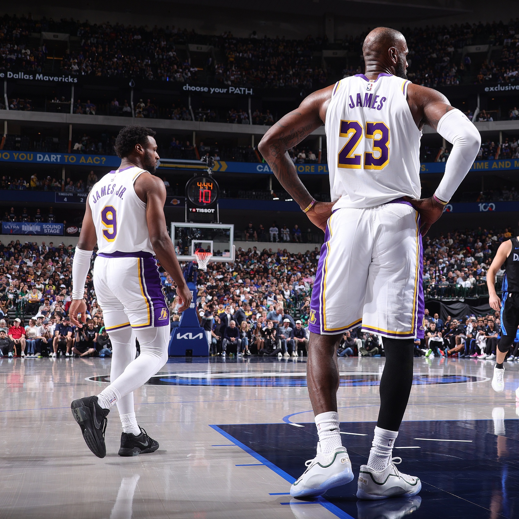 kaiyun集团-夸梅喊话詹姆斯：为什么布朗尼在你身边就变成了胆小的吉娃娃？