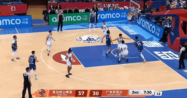 开云体育下载官网-米奇连续攻框得手已经砍下23分，青岛领先广东至10分